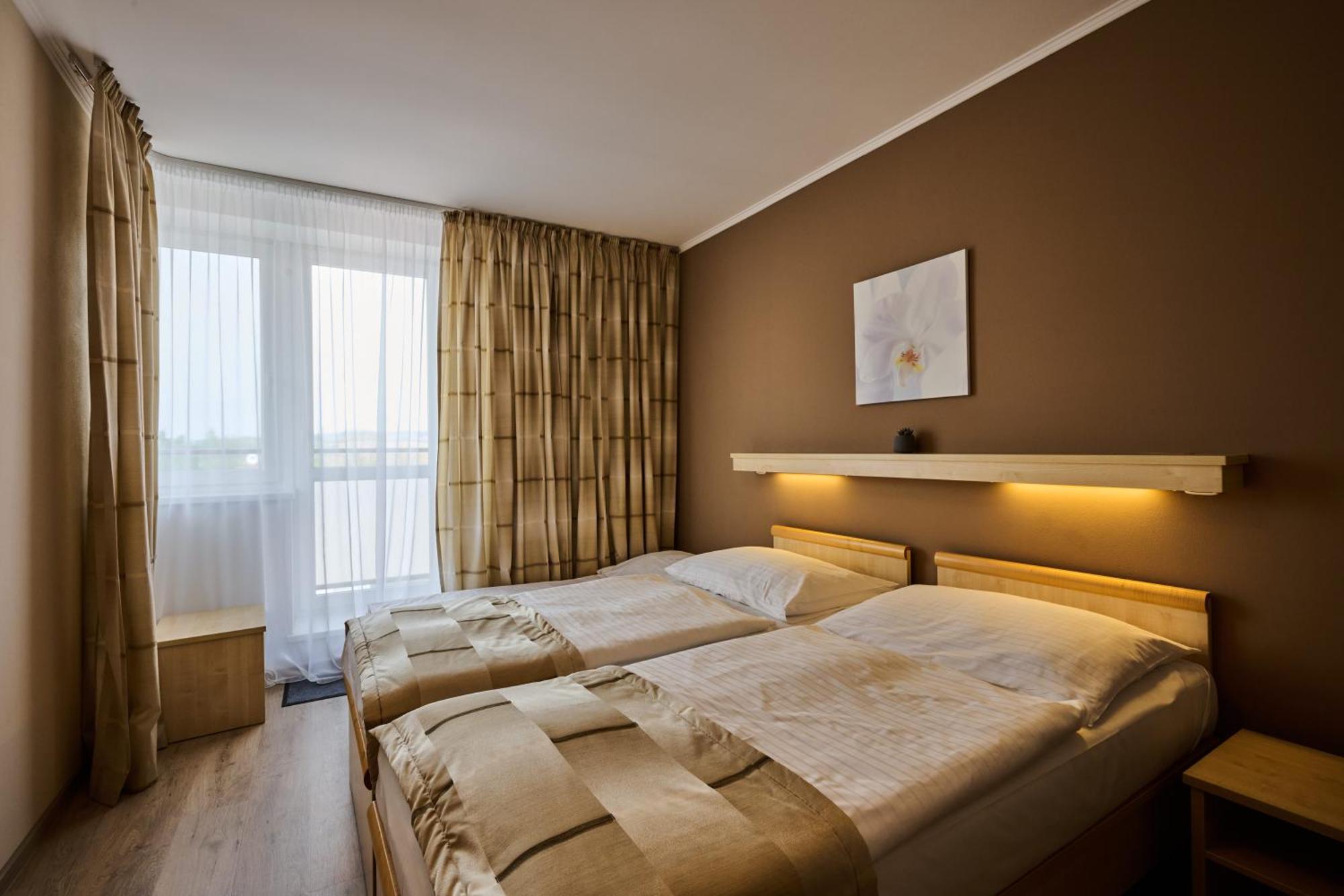 Hotel Akademie Chocerady Екстер'єр фото