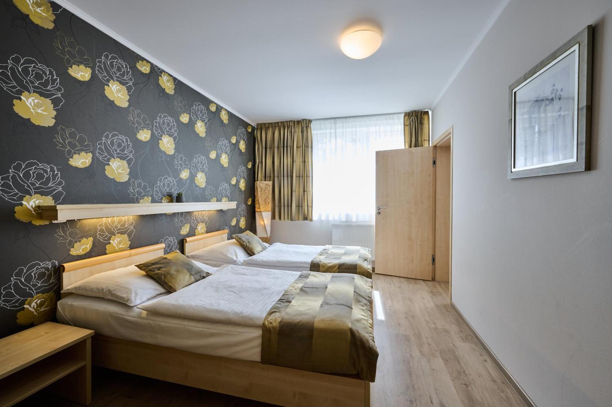 Hotel Akademie Chocerady Екстер'єр фото