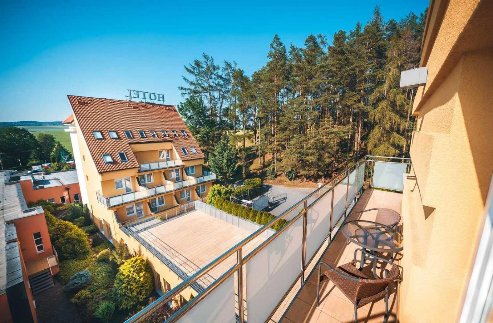 Hotel Akademie Chocerady Екстер'єр фото
