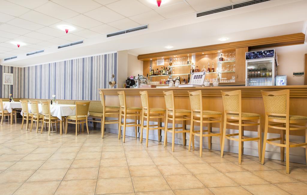 Hotel Akademie Chocerady Екстер'єр фото