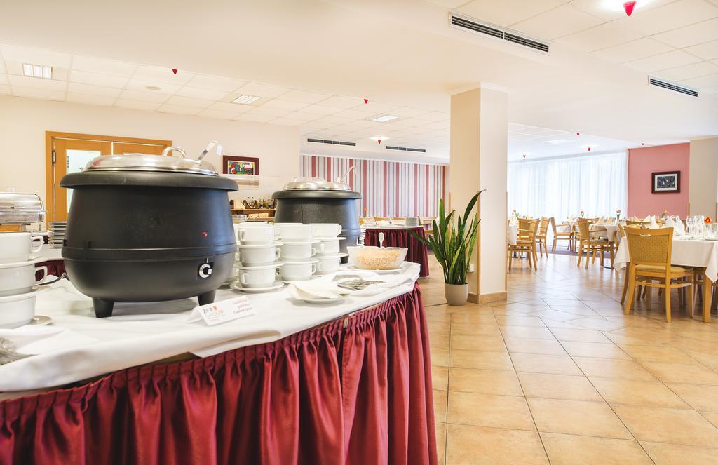 Hotel Akademie Chocerady Екстер'єр фото