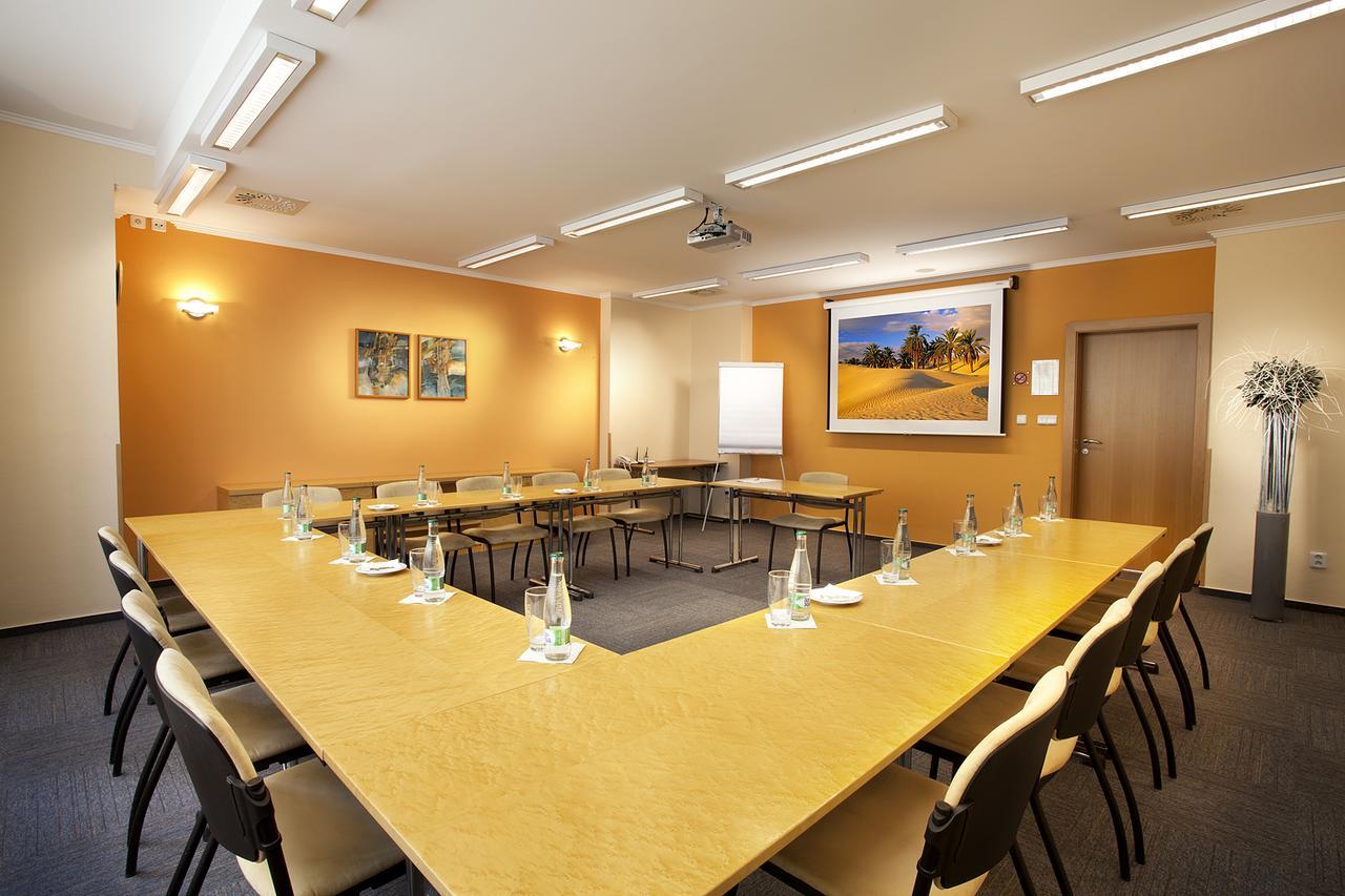 Hotel Akademie Chocerady Екстер'єр фото
