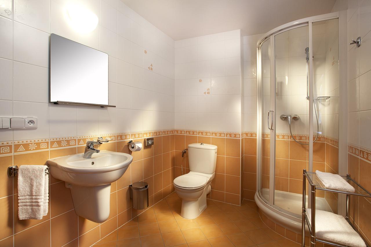 Hotel Akademie Chocerady Екстер'єр фото