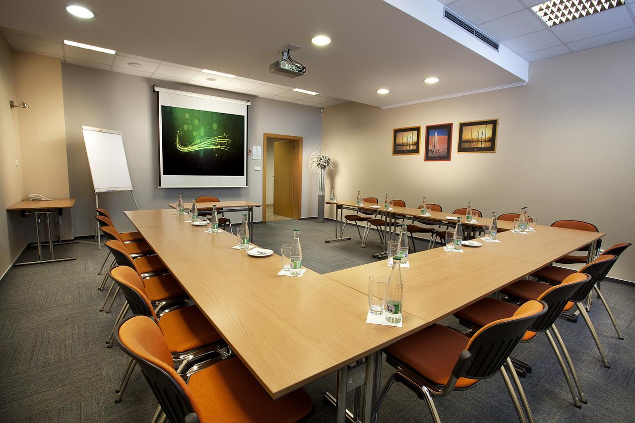 Hotel Akademie Chocerady Екстер'єр фото