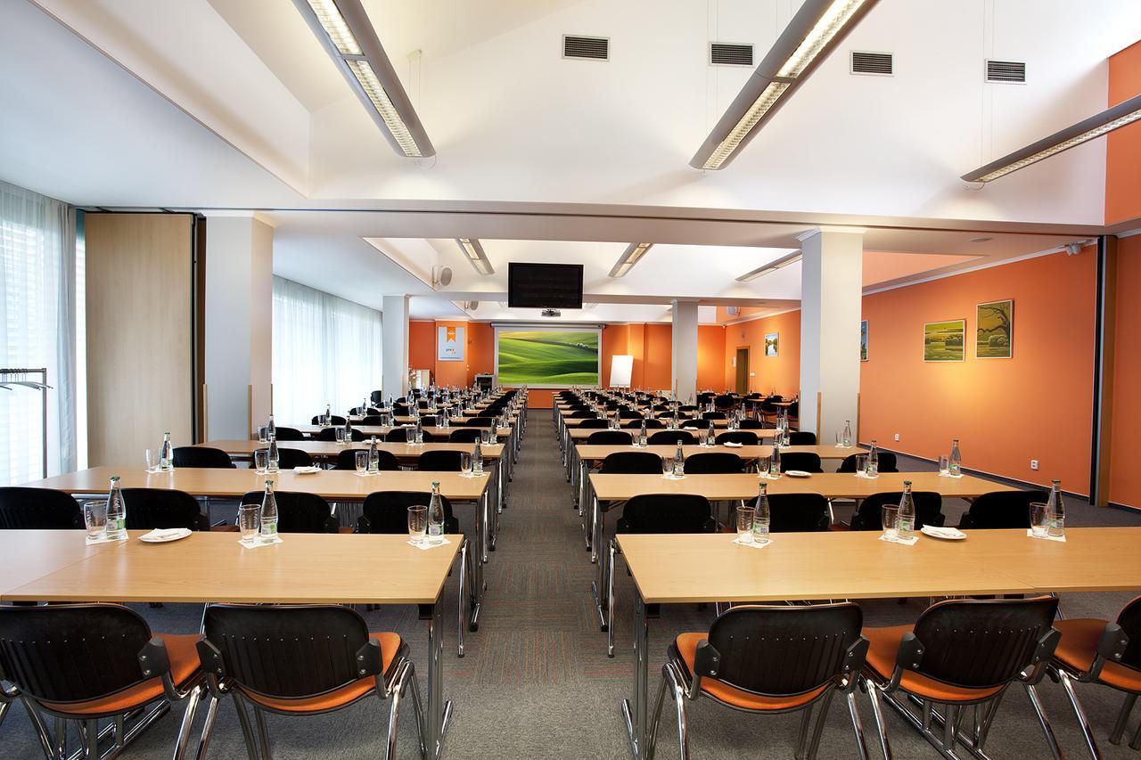 Hotel Akademie Chocerady Екстер'єр фото